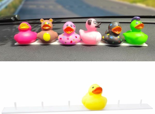 1 Duck Holder For Jeep Dashboard med gummi- och plastduckpluggar. Användbar för att hålla upp till 6 duvor. Idealt för att visa Jeep-tematiska gåvor (inkluderar inte gummiducka)  |   Badleksaker Badleksaker Badleksaker